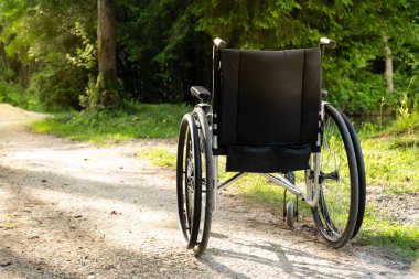 Park yerinde boş tekerlekli sandalye, sağlık hizmeti konsepti.