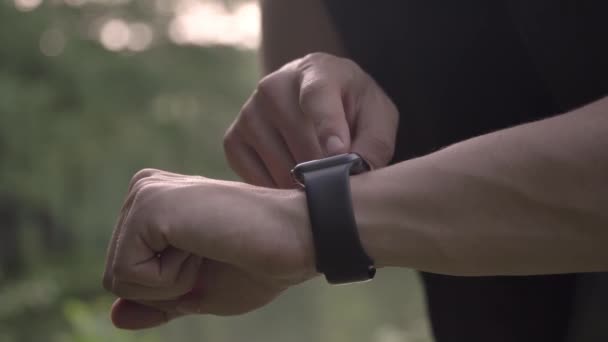 4k rozlišení videozáznamu sportovního muže s prstem na dotykové obrazovce zařízení na ochranu proti podjetí Smart Watch. — Stock video