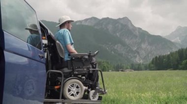4k çözünürlük video tekerlekli sandalye bir adam Engelli insanlar için elektrik Lift özel araç bir araba dışarı gidiyor. Engelli insanlar kavramı için Self yardım