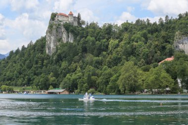 Güneşli yaz gününde Slovenya'da Bled gölü