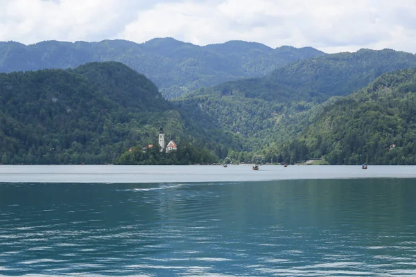 Vykrvené jezero ve Slovinsku za slunečného letního dne — Stock fotografie