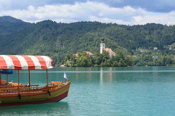 Güneşli yaz gününde Slovenya'da Bled gölü — Stok fotoğraf