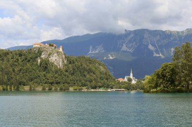Güneşli yaz gününde Slovenya'da Bled gölü