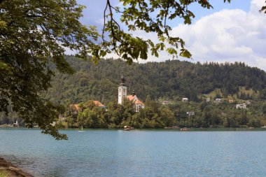 Güneşli yaz gününde Slovenya'da Bled gölü