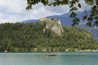 Güneşli yaz gününde Slovenya'da Bled gölü