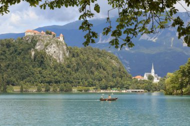 Güneşli yaz gününde Slovenya'da Bled gölü