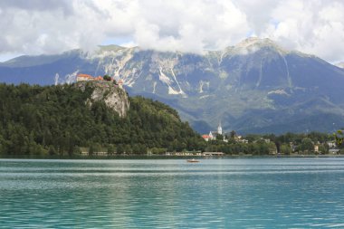 Güneşli yaz gününde Slovenya'da Bled gölü
