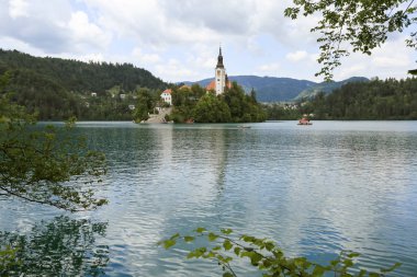 Güneşli yaz gününde Slovenya'da Bled gölü