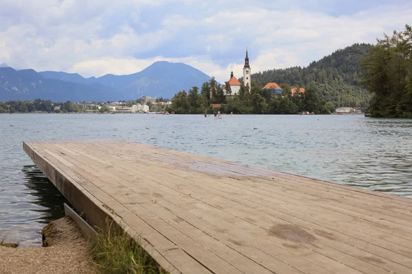 Vykrvené jezero ve Slovinsku za slunečného letního dne — Stock fotografie