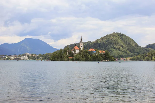 Bled-tó Szlovéniában a napsütéses nyári napon — Stock Fotó