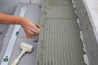 Kiremitçi eller yerde Seramik Karo döşeme.