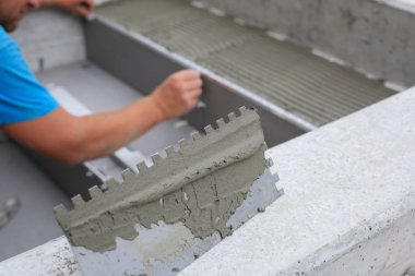 Kiremitçi eller yerde Seramik Karo döşeme.