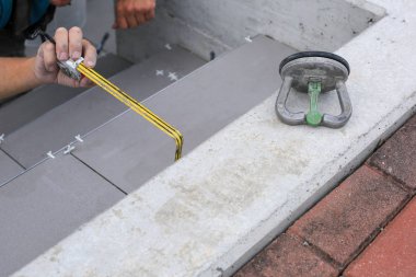 Kiremitçi eller yerde Seramik Karo döşeme.