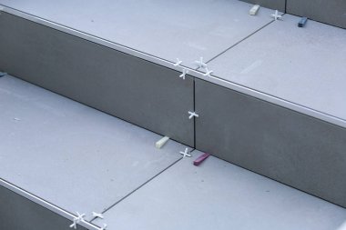 Kiremitçi eller yerde Seramik Karo döşeme.