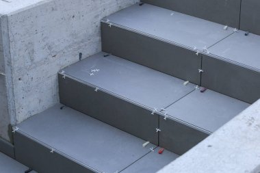 Kiremitçi eller yerde Seramik Karo döşeme.