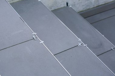 Kiremitçi eller yerde Seramik Karo döşeme.