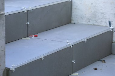 Kiremitçi eller yerde Seramik Karo döşeme.