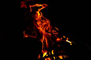 Siyah arkaplandaki alevler soyut.