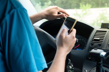 Adam araba sürerken akıllı telefon kullanarak - simge sosyal medya ile ulaşım ve araç kavramı e-posta wifi sohbet e-posta oku göndermek