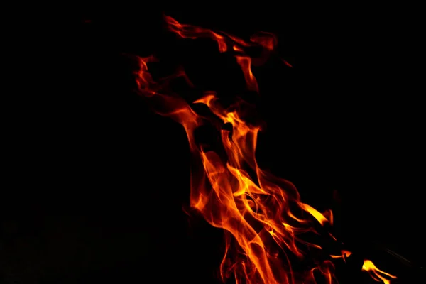 Fuoco fiamme su uno sfondo nero astratto. — Foto Stock