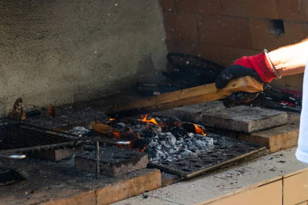 Огонь в шашлыке, поджигающий угольное барбекю — стоковое фото
