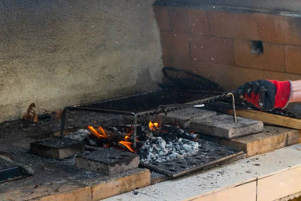 Огонь в шашлыке, поджигающий угольное барбекю — стоковое фото