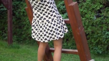 3-5 yaşındaki küçük kız oynarken ve güneşli arka bahçe bahçede çocukluk zevk açık havada eğlenmek Slowmotion