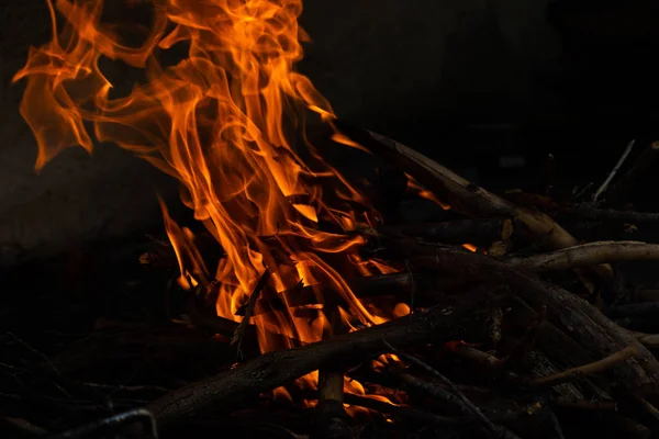 Огонь, пламя и горячие угли в камине. Высокое разрешение фона . — стоковое фото