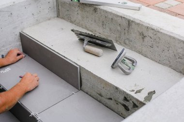 Kiremitçi eller yerde Seramik Karo döşeme.