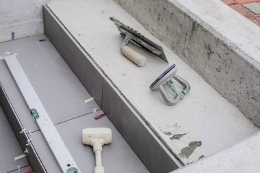 Dışarıdaki basamakların üzerine fayans döşeme