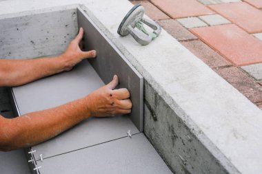 Kiremitçi eller yerde Seramik Karo döşeme.