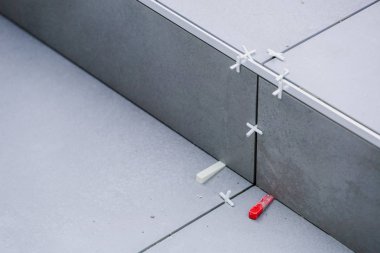 Dışarıdaki basamakların üzerine fayans döşeme