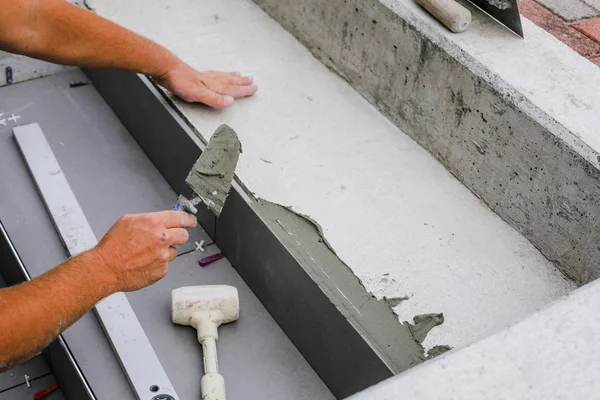 Kiremitçi eller yerde Seramik Karo döşeme.