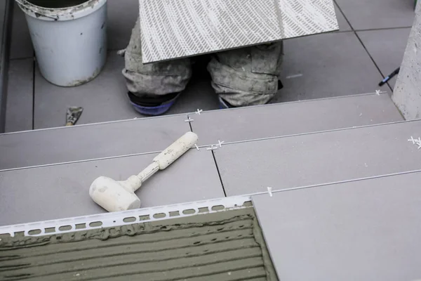 Руки плитки кладуть керамічну плитку на підлогу . — стокове фото