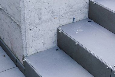 Dışarıdaki basamakların üzerine fayans döşeme