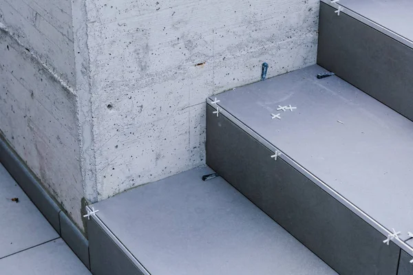 Dışarıdaki basamakların üzerine fayans döşeme