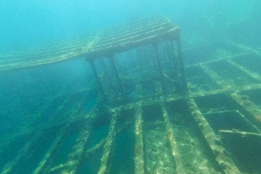 Su altında gemi enkazı, çok eski gemi denizin dibinde alınan, Zavratnica Hırvatistan