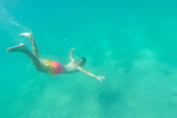 Jonge student man zwemmen onderwater en plezier in de zomer — Stockfoto