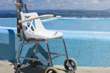 Kumsalda havuz kaldırma.