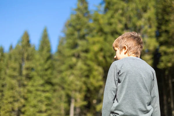 Niño niño en la naturaleza — Foto de Stock