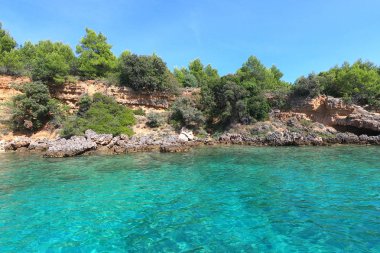 Seascape Beach Scene, hırvatistan güzel bir güneşli günde kum ve kayalar ile boş tropikal plaj