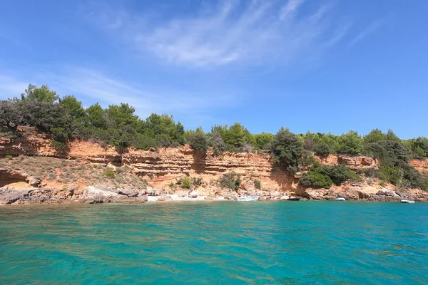 Pláž na mořskou krajinu, prázdná tropická pláž s pískem a skalami za krásného slunného dne v Chorvatsku — Stock fotografie