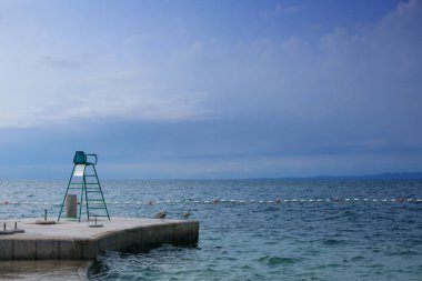 Fırtınalı bir sahilde cankurtaran kulesi