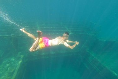 Dalgıç, denizin dibindeki çok eski bir gemi olan Zavratnica Hırvatistan 'da batık bir gemiye bakıyor.