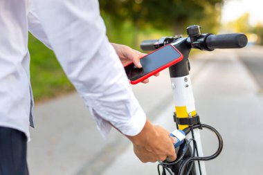 Elektrikli scooter kiralayan adam