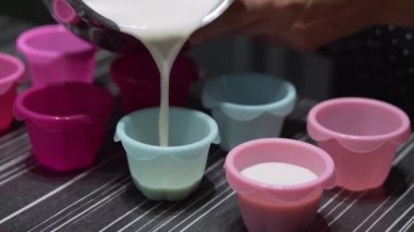Kek bardaklarını doldururken yavaşlıyor. Çörekler silikon tepside dökülür. Çörek tabağına hamur keki döküyorum..