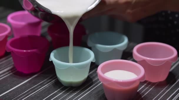Långsam fyllning muffins koppar. Muffins häller ut i silikonbricka. Häll deg kaka i muffin bakning skålen. — Stockvideo