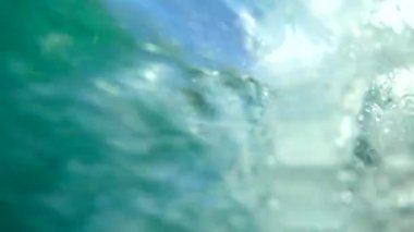 Genç mutlu adam tekneden suya atlıyor..