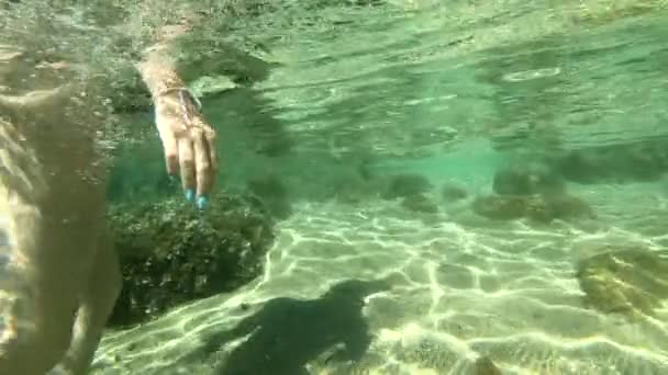 Video subacqueo di una ragazza che esce dal mare sulla bellissima spiaggia di sabbia — Video Stock