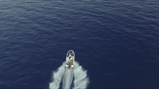 Luchtfoto - Top down uitzicht van het vangen van luxe motorboot racen op het water met familie rijden op het — Stockvideo